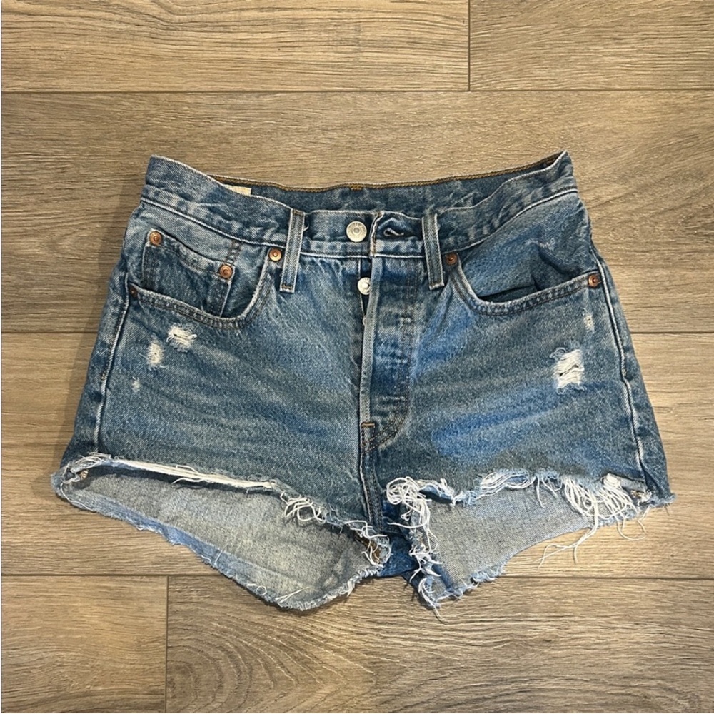 Levi’s Distressed Denim Women’s Jean Shorts Size 26